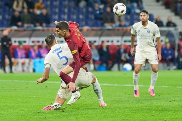Salzburg, Austria September 25, 2025 Europa League 2025 2026 RB Salzburg vs FC Porto In the picture from left in the duel Jan Bednarek FC , Petar Ratkov RB Red Bull Arena Copyright: xFotostandx xWassmuth,xFOTOGRAFxJUERGENxxWASSMUTHx