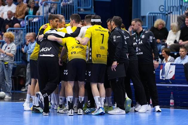 25 09 2025, xydrx, Handball, 1 HBL, VFL Gummersbach TVB Stuttgart, Schwalbe Arena the players of TVB Stuttgart in the circle before the match North Rhine-Westphalia Germany