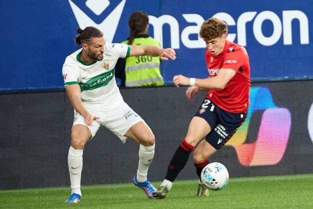 Pamplona, Spain. 25th Sep 2025. Sports. Football Soccer.Leo Petrot (21. Elche CF) and Victor Munoz (21. CA Osasuna) during the football match of La Liga EA Sports between CA Osasuna and Elche CF played at El Sadar stadium in Pamplona (Spain) on September 25, 2025. Credit: Inigo Alzugaray Cordon Press  La Liga EA Sports 2025-2026
