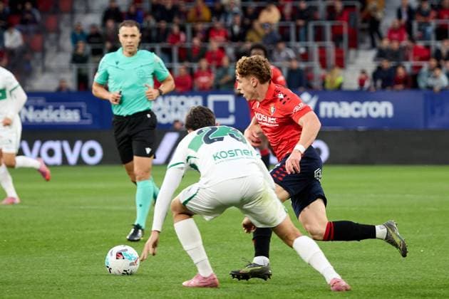 Pamplona, Spain. 25th Sep 2025. Sports. Football Soccer.Victor Chust (23. Elche CF) and Victor Munoz (21. CA Osasuna) during the football match of La Liga EA Sports between CA Osasuna and Elche CF played at El Sadar stadium in Pamplona (Spain) on September 25, 2025. Credit: Inigo Alzugaray Cordon Press  La Liga EA Sports 2025-2026