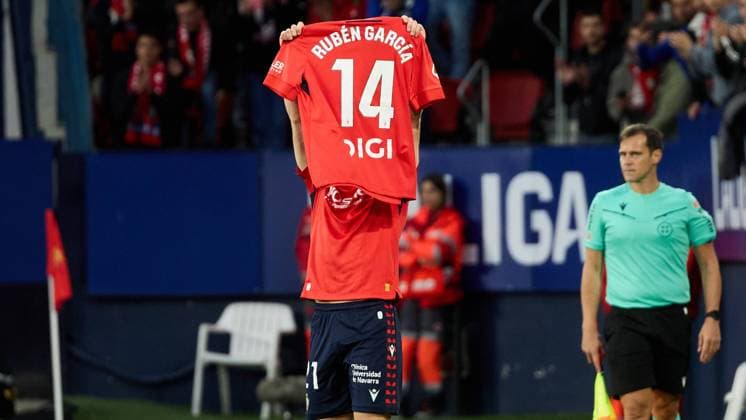 Pamplona, Spain. 25th Sep 2025. Sports. Football Soccer.CA Osasuna players celebrate a goal of Victor Munoz (1-0) during the football match of La Liga EA Sports between CA Osasuna and Elche CF played at El Sadar stadium in Pamplona (Spain) on September 25, 2025. Credit: Inigo Alzugaray Cordon Press  La Liga EA Sports 2025-2026