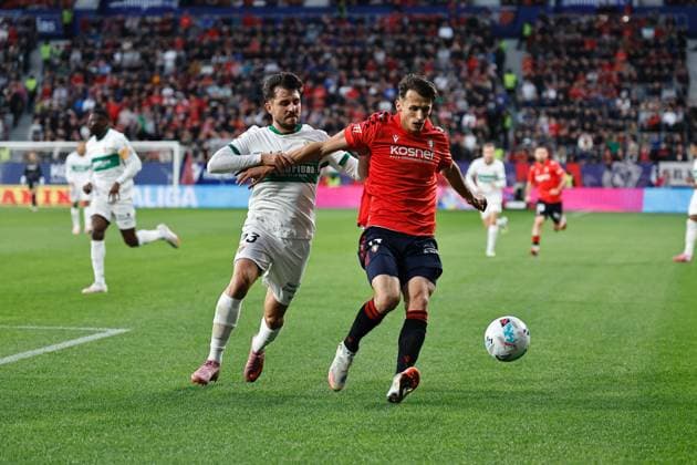 (L-R) Victor Chust (Elche), Ante Budimir (Osasuna), SEPTEMBER 25, 2025 - Football Soccer : Spanish La Liga EA Sports match between CA Osasuna - Elche CF at the Estadio El Sadar in Pamplona, Spain. Noxthirdxpartyxsales  aflo_304766648