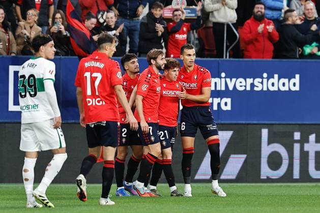 Victor Munoz (Osasuna), SEPTEMBER 25, 2025 - Football Soccer : Victor Munoz celebrte with team players after his goal during Spanish La Liga EA Sports match between CA Osasuna - Elche CF at the Estadio El Sadar in Pamplona, Spain. Noxthirdxpartyxsales  aflo_304766705