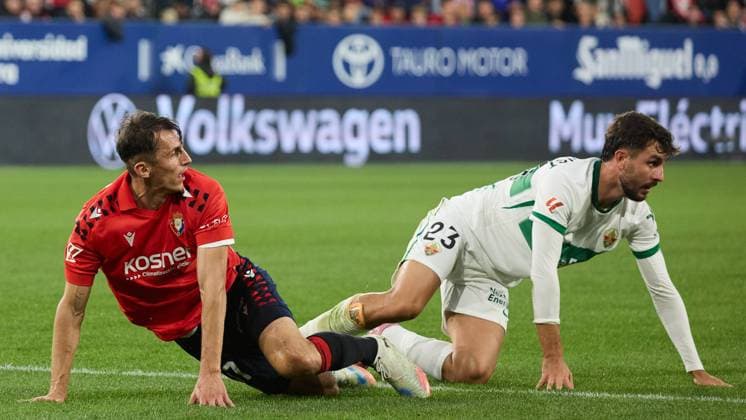 Pamplona, Spain. 25th Sep 2025. Sports. Football Soccer.Ante Budimir (17. CA Osasuna) and Victor Chust (23. Elche CF) during the football match of La Liga EA Sports between CA Osasuna and Elche CF played at El Sadar stadium in Pamplona (Spain) on September 25, 2025. Credit: Inigo Alzugaray Cordon Press  La Liga EA Sports 2025-2026