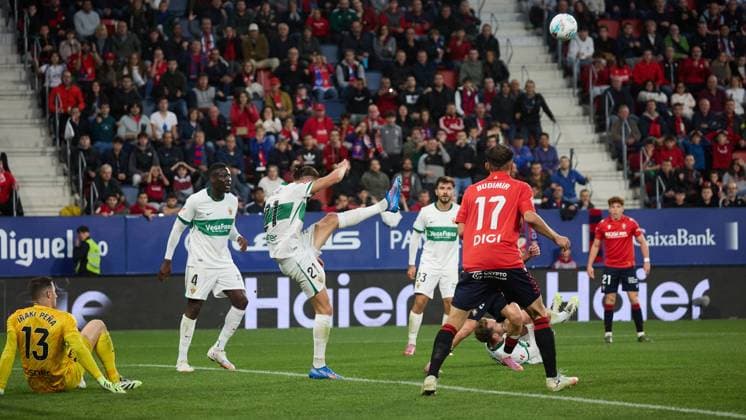 Pamplona, Spain. 25th Sep 2025. Sports. Football Soccer.Football match of La Liga EA Sports between CA Osasuna and Elche CF played at El Sadar stadium in Pamplona (Spain) on September 25, 2025. Credit: Inigo Alzugaray Cordon Press  La Liga EA Sports 2025-2026