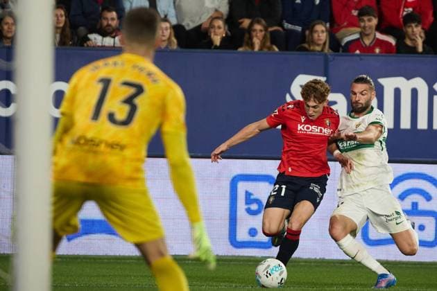 Pamplona, Spain. 25th Sep 2025. Sports. Football Soccer.Inaki Pena (13. Elche CF), Victor Munoz (21. CA Osasuna) and Leo Petrot (21. Elche CF) during the football match of La Liga EA Sports between CA Osasuna and Elche CF played at El Sadar stadium in Pamplona (Spain) on September 25, 2025. Credit: Inigo Alzugaray Cordon Press  La Liga EA Sports 2025-2026