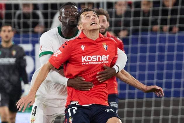 Pamplona, Spain. 25th Sep 2025. Sports. Football Soccer.Bambo Diaby (4. Elche CF) and Ante Budimir (17. CA Osasuna) during the football match of La Liga EA Sports between CA Osasuna and Elche CF played at El Sadar stadium in Pamplona (Spain) on September 25, 2025. Credit: Inigo Alzugaray Cordon Press  La Liga EA Sports 2025-2026