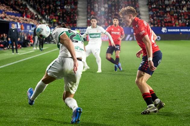 Pamplona, Spain. 25th Sep 2025. Sports. Football Soccer.Football match of La Liga EA Sports between CA Osasuna and Elche CF played at El Sadar stadium in Pamplona (Spain) on September 25, 2025. Credit: Inigo Alzugaray Cordon Press  La Liga EA Sports 2025-2026