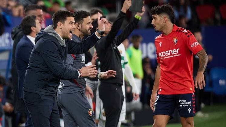 Pamplona, Spain. 25th Sep 2025. Sports. Football Soccer.Alessio Lisci (CA Osasuna coach) and Iker Benito (2. CA Osasuna) during the football match of La Liga EA Sports between CA Osasuna and Elche CF played at El Sadar stadium in Pamplona (Spain) on September 25, 2025. Credit: Inigo Alzugaray Cordon Press  La Liga EA Sports 2025-2026