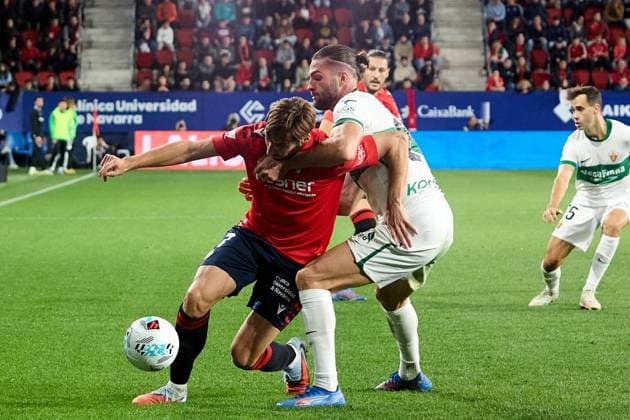 Pamplona, Spain. 25th Sep 2025. Sports. Football Soccer.Jon Moncayola (7. CA Osasuna) and Victor Chust (23. Elche CF) during the football match of La Liga EA Sports between CA Osasuna and Elche CF played at El Sadar stadium in Pamplona (Spain) on September 25, 2025. Credit: Inigo Alzugaray Cordon Press  La Liga EA Sports 2025-2026