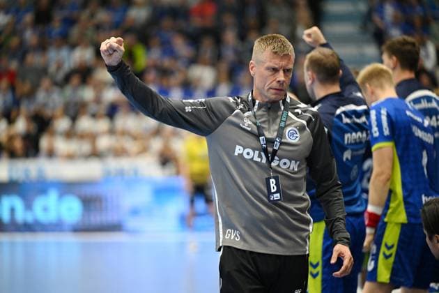 Gudjon Valur Sigurdsson VfL Gummersbach coach cheers with clenched fist GER, VfL Gummersbach vs TVB Stuttgart, Handball, Daikin 1 Bundesliga, Matchday 6, Season 2025 2026, Schwalbe Arena Gummersbach, 25 09 2025 GER, VfL Gummersbach vs TVB Stuttgart, Handball, Daikin 1 Bundesliga, Matchday 6, Season 2025 2026, Schwalbe Arena Gummersbach, 25 09 2025 Gummersbach Copyright: xEibner-Pressefoto JuergenxAugstx EP_JAT