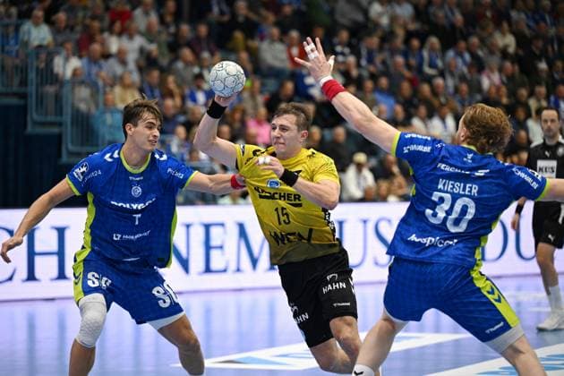 Simone Mengon TVB Stuttgart 15 against Julian Koester VfL Gummersbach 7 and Tom Kiesler VfL Gummersbach 30 GER, VfL Gummersbach vs TVB Stuttgart, Handball, Daikin 1 Bundesliga, Matchday 6, Season 2025 2026, Schwalbe Arena Gummersbach, 25 09 2025 GER, VfL Gummersbach vs TVB Stuttgart, Handball, Daikin 1 Bundesliga, Matchday 6, Season 2025 2026, Schwalbe Arena Gummersbach, 25 09 2025 Gummersbach Copyright: xEibner-Pressefoto JuergenxAugstx EP_JAT