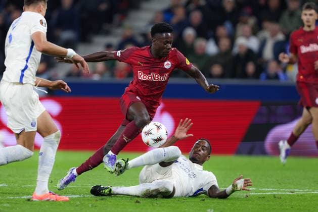 SOCCER - UEFA EL, RBS vs Porto SALZBURG,AUSTRIA,25.SEP.25 - SOCCER - UEFA Europa League, Red Bull Salzburg vs FC Porto. Image shows Pablo Rosario (Porto) and Edmund Baidoo (RBS).  GEPAxpictures xMathiasxMandl