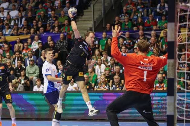 25 09 2025, xgox, Handball EHF Champions League SC Magdeburg Orlen Wisla Plock v l Felix Claar Magdeburg, 7 throws goal, Torschuetze, scores goal, Treffer, scores the goal Magdeburg
