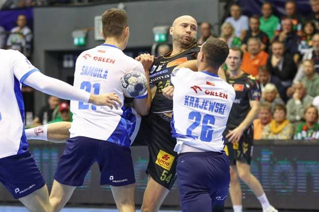 25 09 2025, xgox, Handball EHF Champions League SC Magdeburg Orlen Wisla Plock v l Kiryl Samoila Plock, 21 , Oscar Bergendahl Magdeburg, 54 , Przemyslaw Krajewski Plock, 26 duel, duel, fight, tackle Magdeburg