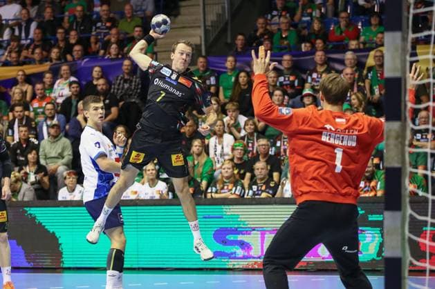 25 09 2025, xgox, Handball EHF Champions League SC Magdeburg Orlen Wisla Plock v l Felix Claar Magdeburg, 7 throws goal, Torschuetze, scores goal, Treffer, scores the goal Magdeburg