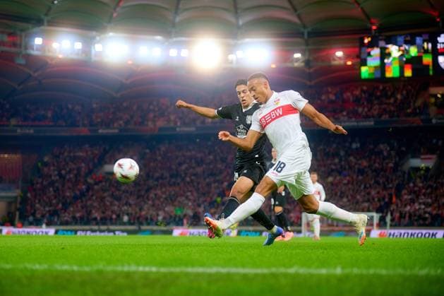 UEFA Europa League VfB Stuttgart Celta Vigo 25 09 2025 Jamie Leweling 18 VfB Stuttgart in a duel with Ilaix Moriba 6 Celta Vigo for the ball UEFA Europa League VfB Stuttgart - Celta Vigo, on 25 09 2025 at the MHP Arena in Stuttgart Copyright: xBEAUTIFULxSPORTS Gelhardtx