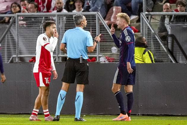 UTRECHT , 25-09-2025 , stadium Galgenwaard , season 2025 2026 , UEFA Europa League football , League phase Matchday 1 , match between FC Utrecht and Olympique Lyon , picture shows FC Utrecht player Souffian El Karouani, Referee Horatiu Fesnic, Olympique Lyonnais player Adam Karabec Utrecht - Olympique Lyon  x31193877x Copyright: