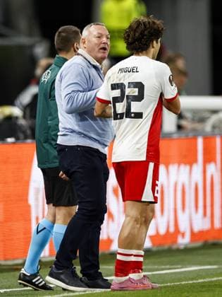 UTRECHT - (l-r) FC Utrecht coach Ron Jans, Miguel Rodriguez of FC Utrecht during the Europa League match between FC Utrecht and Olympique Lyon at the Galgenwaard Stadium, on September 25, 2025, in Utrecht, Netherlands. ANP MAURICE VAN STEEN UEFA Europa League 2025-2026 xVIxANPxSportx xxANPxIVx 537477676 originalFilename: 537477676.jpg