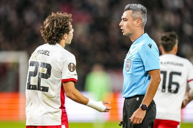 UTRECHT , 25-09-2025 , stadium Galgenwaard , season 2025 2026 , UEFA Europa League football , League phase Matchday 1 , match between FC Utrecht and Olympique Lyon , picture shows FC Utrecht player Miguel Rodriguez and Referee Horatiu Fesnic Utrecht - Olympique Lyon  x31193883x Copyright: