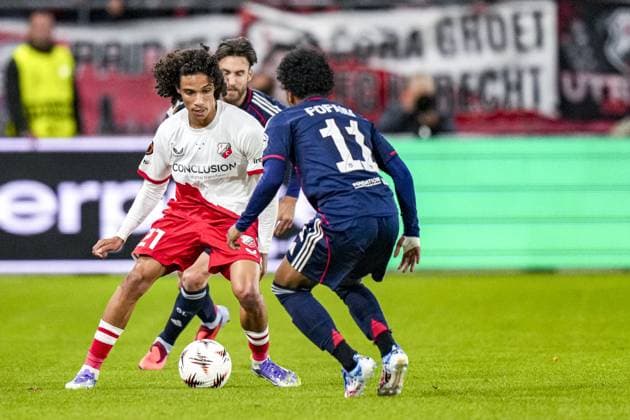 UTRECHT , 25-09-2025 , stadium Galgenwaard , season 2025 2026 , UEFA Europa League football , League phase Matchday 1 , match between FC Utrecht and Olympique Lyon , picture shows FC Utrecht player Gjivai Zechiel and Olympique Lyonnais player Nicolas Tagliafico and Olympique Lyonnais player Malick Fofana Utrecht - Olympique Lyon  x31193887x Copyright: