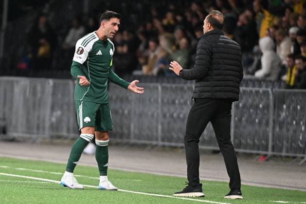 BERN, SWITZERLAND SEPTEMBER 25 Tasos Bakasetas of Panathinaikos l talking with Panathinaikos Coach Christos Kontis r during the UEFA Europa League 2025 26 League Phase MD1 match between BSC Young Boys and Panathinaikos FC at Stadion Wankdorf on September 25, 2025 in Bern, Switzerland Bern Stadion Wankdorf Bern Switzerland Copyright: xJustPictures.ch ManuelxWinterbergerx jp-en-EuSpIm-MWI_3562