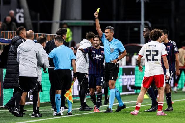 2025-09-25 FC Utrecht v Olympique Lyonnais - UEFA Europa League 2025 26 League Phase MD1 UTRECHT, NETHERLANDS - SEPTEMBER 25: Coach Paulo Fonseca of Olympique Lyonnais receives a yellow card during the UEFA Europa League 2025 26 League Phase MD1 match between FC Utrecht and Olympique Lyonnais at Stadion Galgenwaard on September 25, 2025 in Utrecht, Netherlands. Utrecht Stadion Galgenwaard Netherlands Content not available for redistribution in The Netherlands directly or indirectly through any third parties. Copyright: xBenxGalx