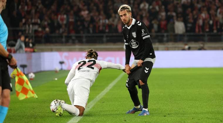 Stuttgart , Europa League soccer VfB Stuttgart vs Celta Vigo, f l Lorenz Assignon VfB pulls down Oscar Mongueza Vigos pants in the fall According to the regulations of the DFL German Football League, it is prohibited to use or have used photographs taken in the stadium and or of the match in the form of sequential images and or video-like photo series