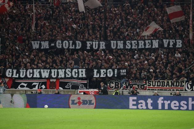 25 09 25 VfB Stuttgart Celta de Vigo Germany, Stuttgart, 25 09 2025, Football, UEFA Europa League, VfB Stuttgart Celta de Vigo The VfB fans congratulate Leo Neugebauer on winning World Cup gold