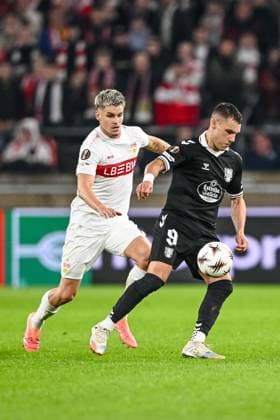 Ramon Hendriks (VfB Stuttgart) und Ferran Jutgla (Real Club Celta de Vigo) battle for the ball during the UEFA Europa League 2025 26 League Phase MD1 match between VfB Stuttgart and Real Club Celta at Stuttgart Arena on September 25, 2025 in Stuttgart, Germany. (Photo by Harry Langer DeFodi Images) Ramon Hendriks VfB Stuttgart and Ferran Jutgla Real Club Celta de Vigo battle for the ball during the UEFA Europa League 2025 26 League Phase MD1 match between VfB Stuttgart and Real Club Celta at Stuttgart Arena on September 25, 2025 in Stuttgart, Germany Photo by Harry Langer DeFodi Images
