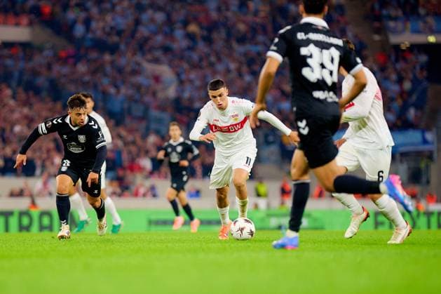 UEFA Europa League VfB Stuttgart Celta Vigo 25 09 2025 Bilal El Khannouss 11 VfB Stuttgart and Fran Beltran 8 Celta Vigo fight for the ball UEFA Europa League VfB Stuttgart - Celta Vigo, on 25 09 2025 at the MHP Arena in Stuttgart Copyright: xBEAUTIFULxSPORTS Gelhardtx