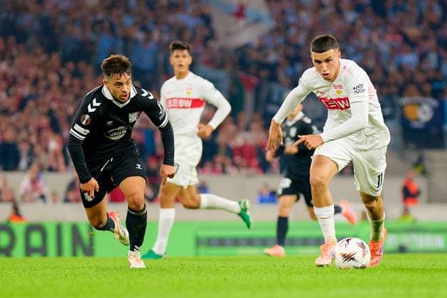 UEFA Europa League VfB Stuttgart Celta Vigo 25 09 2025 Bilal El Khannouss 11 VfB Stuttgart in a duel with Fran Beltran 8 Celta Vigo for the ball UEFA Europa League VfB Stuttgart - Celta Vigo, on 25 09 2025 at the MHP Arena in Stuttgart Copyright: xBEAUTIFULxSPORTS Gelhardtx