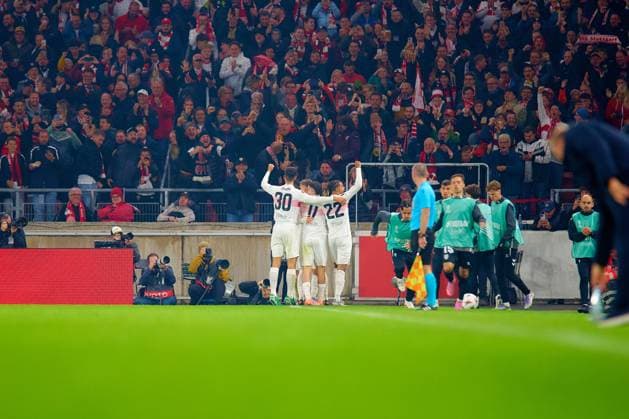 UEFA Europa League VfB Stuttgart Celta Vigo 25 09 2025 Chema Andres 30 VfB Stuttgart , Bilal El Khannouss 11 VfB Stuttgart and Lorenz Assignon 22 VfB Stuttgart celebrate together in front of the cheering fans UEFA Europa League VfB Stuttgart - Celta Vigo, on 25 09 2025 at the MHP Arena in Stuttgart Copyright: xBEAUTIFULxSPORTS Gelhardtx
