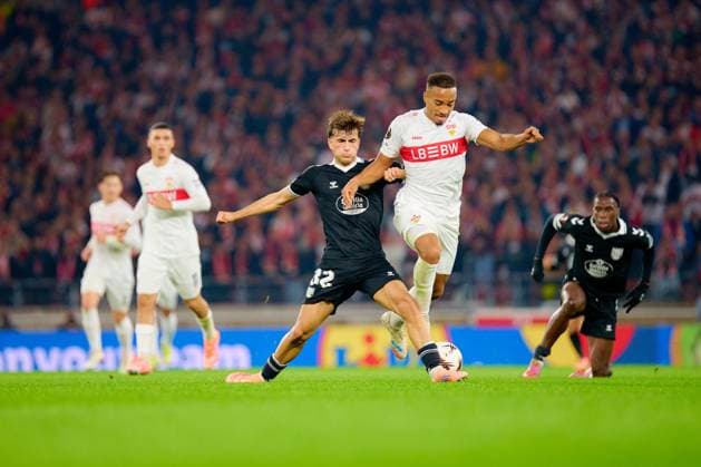 UEFA Europa League VfB Stuttgart Celta Vigo 25 09 2025 Jamie Leweling 18 VfB Stuttgart in a duel with Javi Rodriguez 32 Celta Vigo for the ball UEFA Europa League VfB Stuttgart - Celta Vigo, on 25 09 2025 at the MHP Arena in Stuttgart Copyright: xBEAUTIFULxSPORTS Gelhardtx