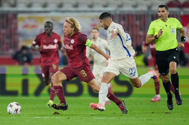 Salzburg, Austria September 25, 2025 Europa League 2025 2026 RB Salzburg vs FC Porto In the picture from left in the duel Mads Bidstrup RB , Alan Varela FC Red Bull Arena Copyright: xFotostandx xWassmuth,xFOTOGRAFxJUERGENxxWASSMUTH,xJUERGENxWASSMUTHx