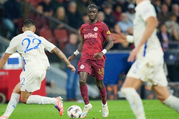 Salzburg, Austria September 25, 2025 Europa League 2025 2026 RB Salzburg vs FC Porto Pictured from left in duel Alan Varela FC , Moussa Yeo RB Red Bull Arena Copyright: xFotostandx xWassmuth,xFOTOGRAFxJUERGENxxWASSMUTH,xJUERGENxWASSMUTHx