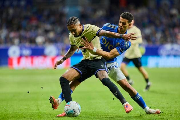 Real Oviedo v FC Barcelona, Barca - LaLiga EA Sports OVIEDO, SPAIN - SEPTEMBER 25: Raphinha of FC Barcelona competes for the ball with Ilyas Chaira of Real Oviedo during to the LaLiga EA Sports match between Real Oviedo and FC Barcelona at Carlos Tartiere stadium on September 25, 2025 in Oviedo, Spain. (Photo by Diego Simon Photo Players Images Magara Press) Oviedo Estadio Carlos Tartiere Spain Copyright: xDiegoxSimonx