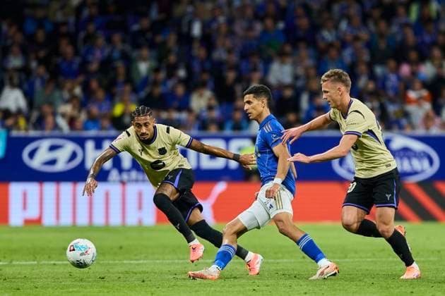 Real Oviedo v FC Barcelona, Barca - LaLiga EA Sports OVIEDO, SPAIN - SEPTEMBER 25: Raphinha of FC Barcelona competes for the ball with Ilyas Chaira of Real Oviedo during to the LaLiga EA Sports match between Real Oviedo and FC Barcelona at Carlos Tartiere stadium on September 25, 2025 in Oviedo, Spain. (Photo by Diego Simon Photo Players Images Magara Press) Oviedo Estadio Carlos Tartiere Spain Copyright: xDiegoxSimonx