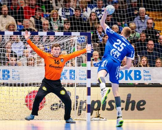 f l Lukas Diedrich Bergischer HC, 16 , Niels Gerardus Versteijnen TBV Lemgo Lippe, 25 on 7-meter throw GER, TBV Lemgo Lippe vs Bergischer HC, Handball, 1 Bundesliga, Matchday 6, Season 2025 2026, 25 09 2025 Lemgo Copyright: xJanxRollingerx