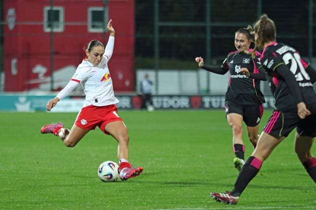 Soccer Bundesliga Women RB Leipzig vs Hamburger SV 25 09 25 Gina Chmielinski 10, RB Leipzig takes a shot from Soccer, Google Pixel Women Bundesliga, Season 2025 2026, 4 Matchday RB Leipzig vs Hamburger SV on 25 09 25, Red Bull Arena, Leipzig DFB REGULATIONS PROHIBIT ANY USE OF PHOTOGRAPHS AS IMAGE SEQUENCES AND OR QUASI VIDEO Copyright: xBEAUTIFULxSPORTS JanxKaeferx