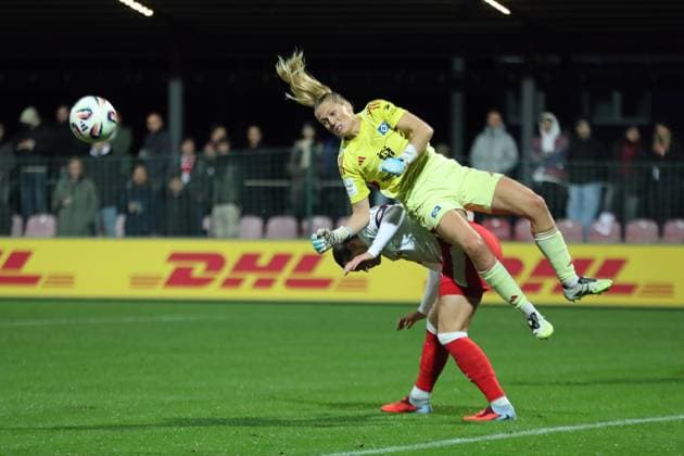 Soccer Bundesliga Women RB Leipzig vs Hamburger SV 25 09 25 Goalkeeper Inga Schuldt 1, Hamburger SV falls over Giovanna Hoffmann 7, RB Leipzig Soccer, Google Pixel Women Bundesliga, Season 2025 2026, Matchday 4 RB Leipzig vs Hamburger SV on 25 09 25, Red Bull Arena, Leipzig DFB REGULATIONS PROHIBIT ANY USE OF PHOTOGRAPHS AS IMAGE SEQUENCES AND OR QUASI VIDEO Copyright: xBEAUTIFULxSPORTS JanxKaeferx