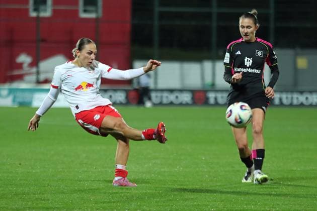 Soccer Bundesliga Women RB Leipzig vs Hamburger SV 25 09 25 Gina Chmielinski 10, RB Leipzig with a shot of soccer, Google Pixel Women Bundesliga, Season 2025 2026, 4 Matchday RB Leipzig vs Hamburger SV on 25 09 25, Red Bull Arena, Leipzig DFB REGULATIONS PROHIBIT ANY USE OF PHOTOGRAPHS AS IMAGE SEQUENCES AND OR QUASI VIDEO Copyright: xBEAUTIFULxSPORTS JanxKaeferx