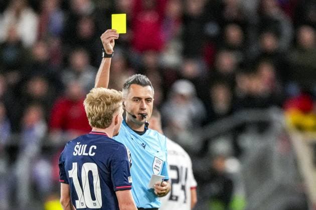 UTRECHT , 25-09-2025 , stadium Galgenwaard , season 2025 2026 , UEFA Europa League football , League phase Matchday 1 , match between FC Utrecht and Olympique Lyon , picture shows Referee Horatiu Fesnic yellow card given to Olympique Lyonnais player Pavel Sulc Utrecht - Olympique Lyon  x31194599x Copyright:
