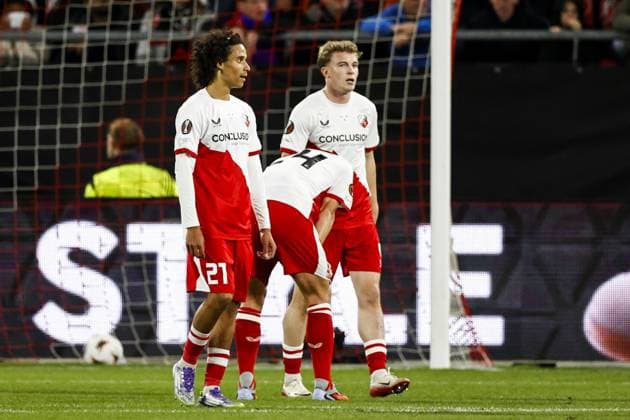 UTRECHT - (l-r) Gjivai Zechiel of FC Utrecht, Nick Viergever of FC Utrecht, and Derry John Murkin of FC Utrecht are disappointed with the 0-1 during the Europa League match between FC Utrecht and Olympique Lyon at the Galgenwaard Stadium on September 25, 2025, in Utrecht, Netherlands. ANP MAURICE VAN STEEN UEFA Europa League 2025-2026 xVIxANPxSportx xxANPxIVx 537482015 originalFilename: 537482015.jpg