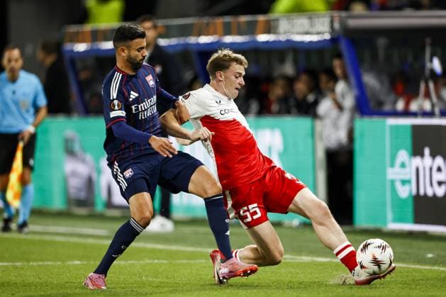 UTRECHT - (l-r) Rachid Ghezzl of Olympique Lyonnais, Derry John Murkin of FC Utrecht during the Europa League match between FC Utrecht and Olympique Lyon at the Galgenwaard Stadium, on September 25, 2025, in Utrecht, Netherlands. ANP MAURICE VAN STEEN UEFA Europa League 2025-2026 xVIxANPxSportx xxANPxIVx 537482057 originalFilename: 537482057.jpg