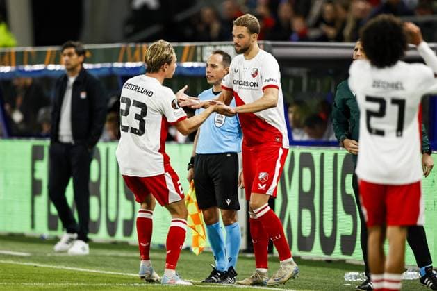 UTRECHT - (l-r) Niklas Vesterlund of FC Utrecht, David Min of FC Utrecht during the Europa League match between FC Utrecht and Olympique Lyon at the Galgenwaard Stadium, on September 25, 2025, in Utrecht, Netherlands. ANP MAURICE VAN STEEN UEFA Europa League 2025-2026 xVIxANPxSportx xxANPxIVx 537482269 originalFilename: 537482269.jpg