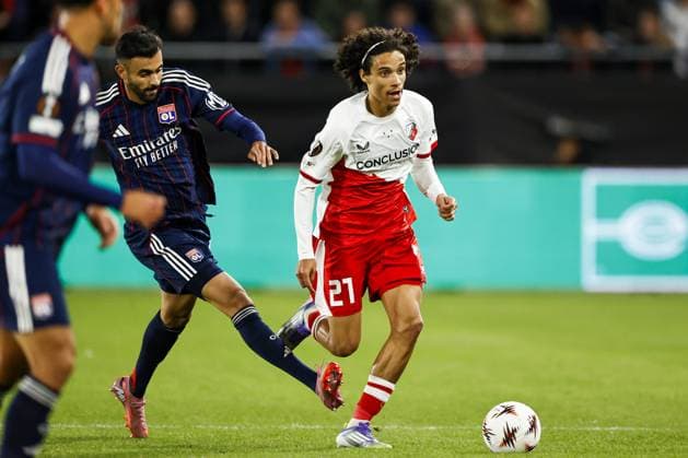 UTRECHT - (l-r) Rachid Ghezzl of Olympique Lyonnais, Gjivai Zechiel of FC Utrecht during the Europa League match between FC Utrecht and Olympique Lyon at the Galgenwaard Stadium, on September 25, 2025, in Utrecht, Netherlands. ANP MAURICE VAN STEEN UEFA Europa League 2025-2026 xVIxANPxSportx xxANPxIVx 537482320 originalFilename: 537482320.jpg