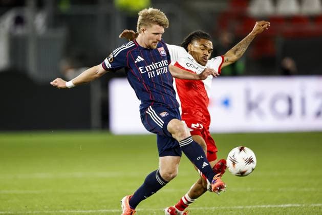 UTRECHT - (l-r) Pavel Sulc of Olympique Lyonnais, Alonzo Engwanda of FC Utrecht during the Europa League match between FC Utrecht and Olympique Lyon at the Galgenwaard Stadium, on September 25, 2025, in Utrecht, Netherlands. ANP MAURICE VAN STEEN UEFA Europa League 2025-2026 xVIxANPxSportx xxANPxIVx 537482376 originalFilename: 537482376.jpg
