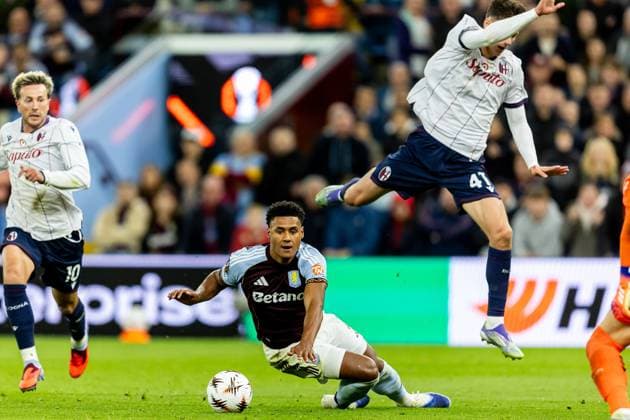 Aston Villa v Bologna Europa League 25 09 2025. PENALTY Aston Villa forward Ollie Watkins (11) is fouled during the Europa League match between Aston Villa and Bologna at Villa Park, Birmingham, England on 25 September 2025. Birmingham Villa Park West Midlands England Editorial use only , Copyright: xManjitxNarotrax PSI-22910-0040