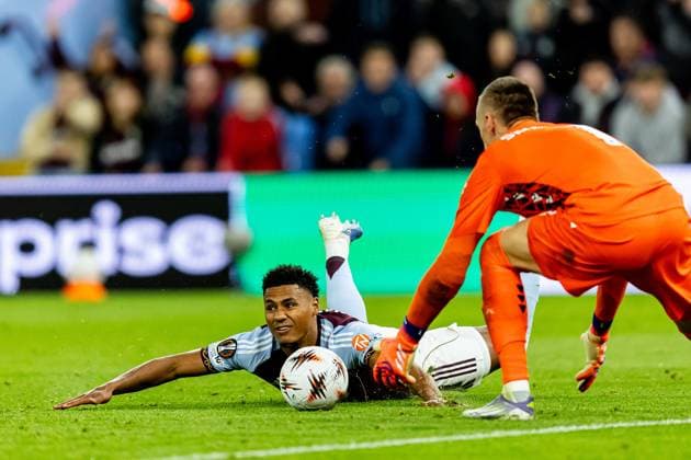 Aston Villa v Bologna Europa League 25 09 2025. PENALTY Aston Villa forward Ollie Watkins (11) is fouled during the Europa League match between Aston Villa and Bologna at Villa Park, Birmingham, England on 25 September 2025. Birmingham Villa Park West Midlands England Editorial use only , Copyright: xManjitxNarotrax PSI-22910-0041